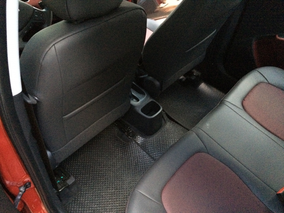 mẫu thảm lót sàn ô tô bằng cao su lắp tại hàng ghế thứ 2 của anh Minh